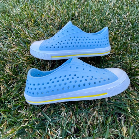 Perforated sneakers - Picture 2 of 6